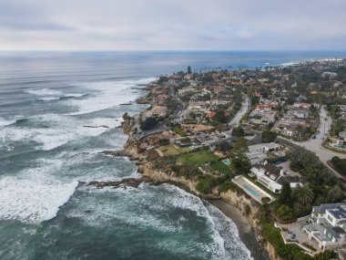 Gri gün boyunca La Jolla Hermosa kasabasında yamaçla deniz manzarası
