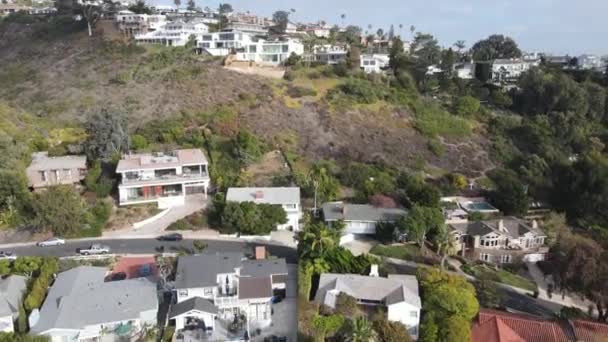 Flygfoto över stora herrgårdar på bergen i La Jolla Hermosa, San Diego — Stockvideo