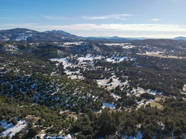 Vista aérea de la montaña con nieve en Julian, California, EE.UU. — Foto de Stock