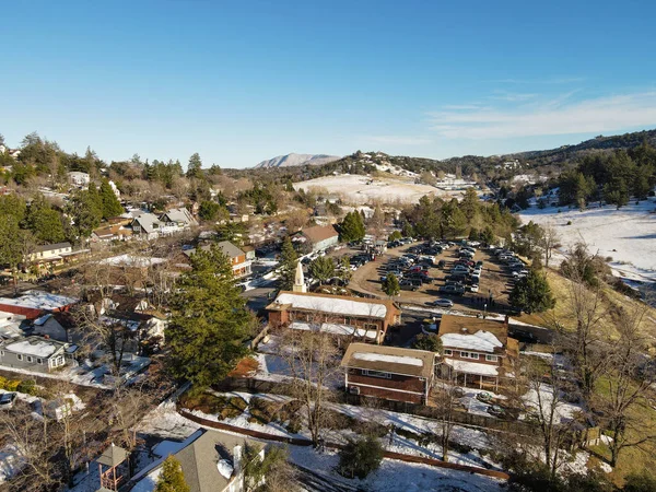 Vista aérea del centro histórico de la ciudad de Julian durante el día de nieve. — Foto de Stock