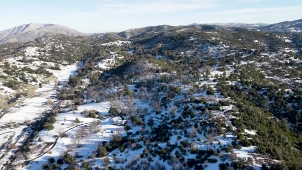 Vista aérea de la montaña con nieve en Julian, California, EE.UU. — Vídeos de Stock