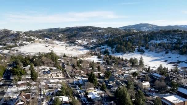 Вид с воздуха на исторический центр города Джулиан во время снежного дня. — стоковое видео