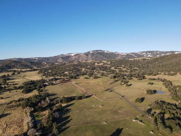 Vista aérea del valle con tierras de cultivo y bosque en Julian, California, EE.UU. — Foto de Stock