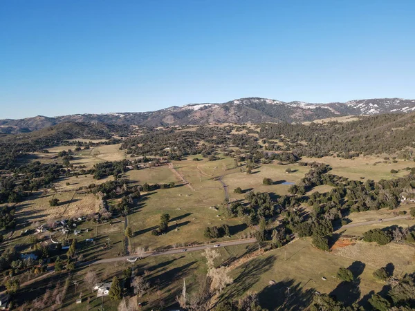 Vista aérea del valle con tierras de cultivo y bosque en Julian, California, EE.UU. — Foto de Stock