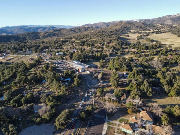 Vista aérea del valle con la pequeña ciudad Julian, California, EE.UU. — Foto de Stock