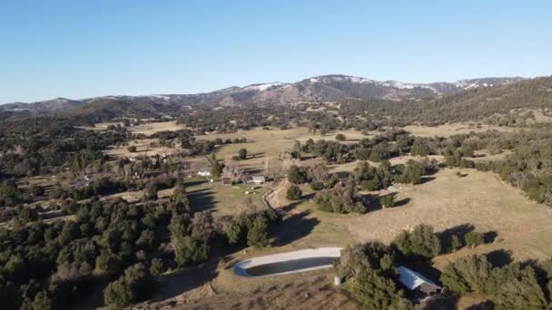 Pemandangan udara lembah dengan lahan pertanian Sebuah hutan di Julian, California, Amerika Serikat — Stok Video