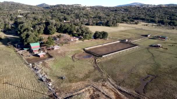 Vista aérea del valle con una pequeña granja en Julian, California, EE.UU. — Vídeos de Stock