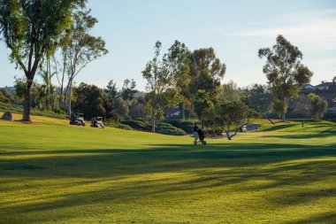 San Diego 'daki golf sahasında golfçü..