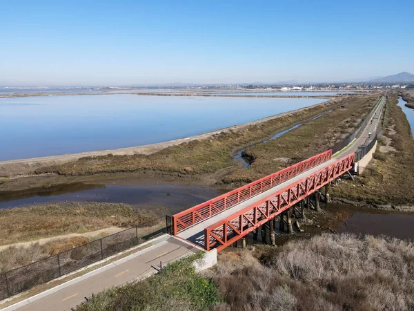 Widok z powietrza na mały most na rzece Otay obok San Diego Bay National Refuger w Imperial Beach, San Diego — Zdjęcie stockowe