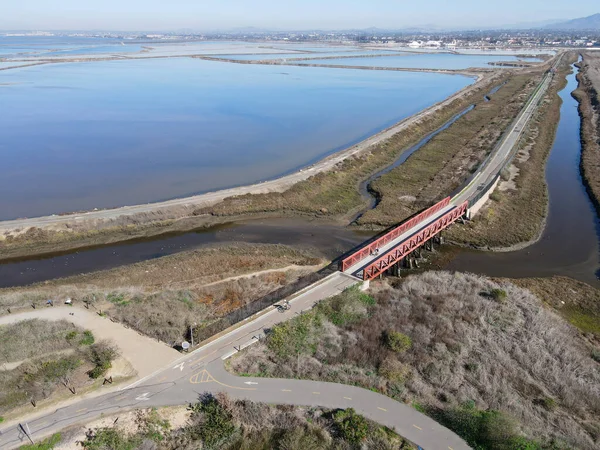 Widok z powietrza na mały most na rzece Otay obok San Diego Bay National Refuger w Imperial Beach, San Diego — Zdjęcie stockowe