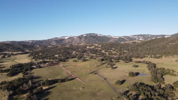 Vista aérea del valle con tierras de cultivo y bosque en Julian, California, EE.UU. — Vídeos de Stock
