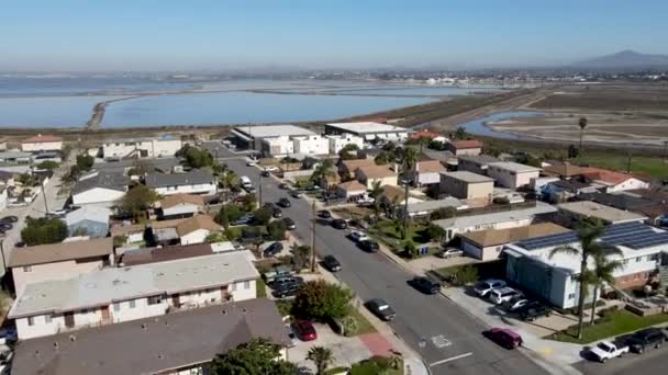 Légi kilátás az utcára és a házak és a San Diego Bay National Refuge Imperial Beach San Diego — Stock videók