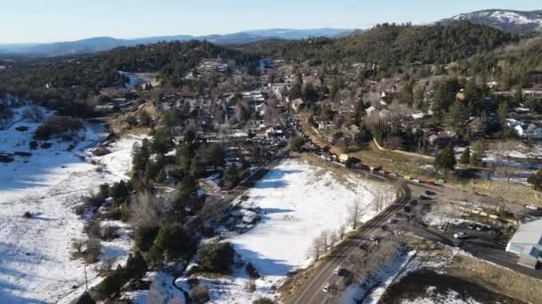 Vista aérea do centro da cidade de Julian durante o dia de neve. — Vídeo de Stock