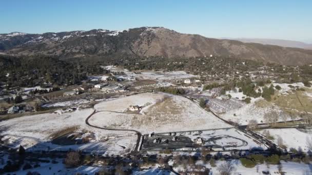 Vista aérea del centro de Julian durante el día de nieve. — Vídeos de Stock