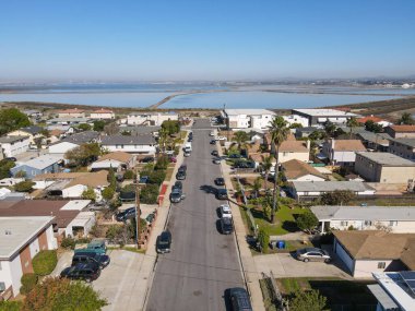 Arka planda Imperial Beach yerleşim alanı ve San Diego Körfezi 'nin havadan görüntüsü var.
