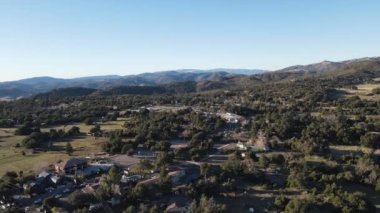 Vadi manzaralı tarım arazisi Julian, California 'da bir orman, ABD