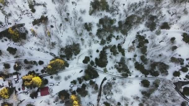 Bovenaanzicht vanuit de lucht op de berg tijdens de sneeuwdag. Oost-Californië — Stockvideo