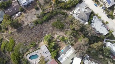 La Jolla, San Diego, Kaliforniya 'da havuzu olan villaların hava manzarası.