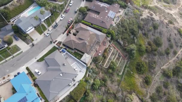 Vista aérea superior de moradias com piscina em La Jolla, San Diego, Califórnia — Vídeo de Stock