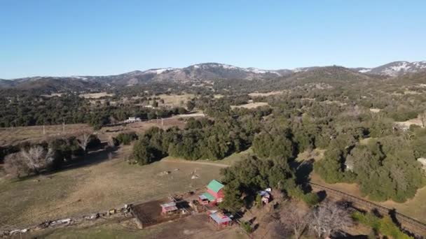 アメリカ、カリフォルニア州ジュリアンの農地と渓谷の空中ビュー — ストック動画