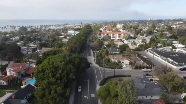 Luftaufnahme einer kleinen Straße, die von einer Villa in La Jolla Hermosa umgeben ist. San Diego — Stockvideo