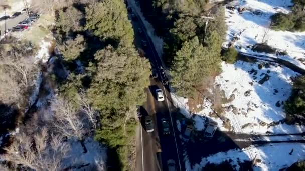 Vista aérea del tráfico en la ciudad de Julian debido al turista de nieve — Vídeos de Stock