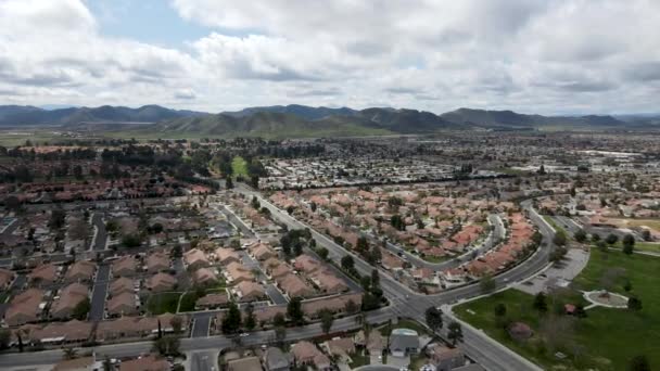Vista aérea da cidade de Hemet no Vale de San Jacinto no Condado de Riverside, Califórnia — Vídeo de Stock