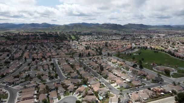 Riverside County, California 'daki San Jacinto Vadisi' ndeki Hemet şehrinin hava manzarası. — Stok video