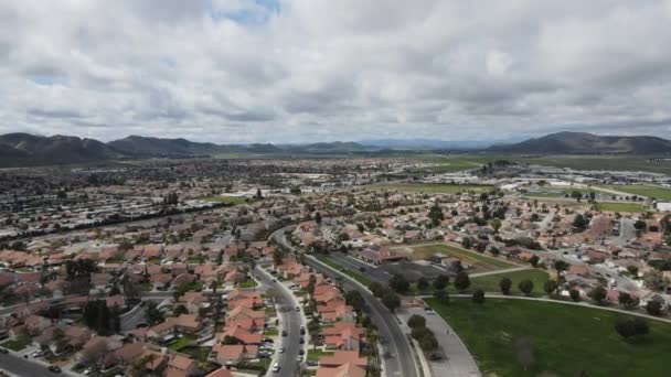 Riverside County, California 'daki San Jacinto Vadisi' ndeki Hemet şehrinin hava manzarası. — Stok video