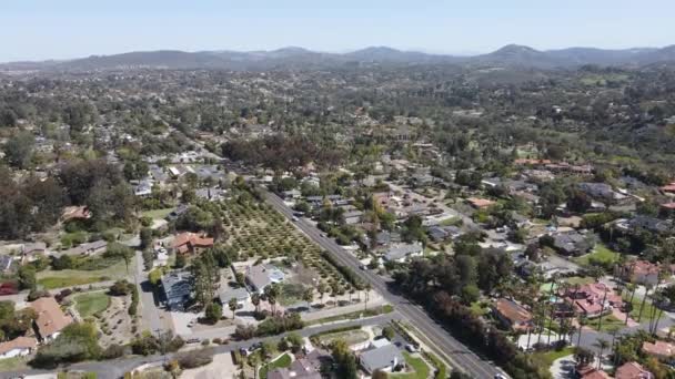 Flygfoto över Rancho Santa Fe kvarter med stora herrgårdar i San Diego, Kalifornien, USA. — Stockvideo