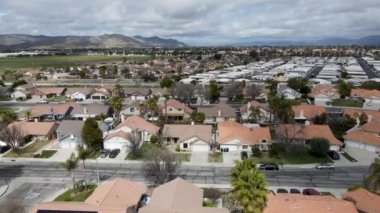 Riverside County, California 'daki San Jacinto Vadisi' nde küçük bir kasabanın hava manzarası.