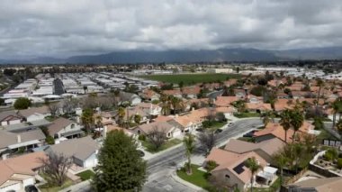 Riverside County, California 'daki San Jacinto Vadisi' nde küçük bir kasabanın hava manzarası.