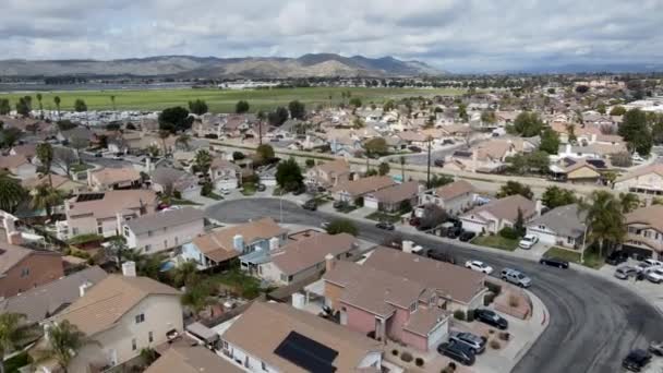 Vista aérea de la pequeña ciudad Hemet en el Valle de San Jacinto en el Condado de Riverside, California — Vídeos de Stock