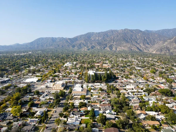 Luchtfoto boven Pasadena buurt met berg op de achtergrond. Californië — Stockfoto