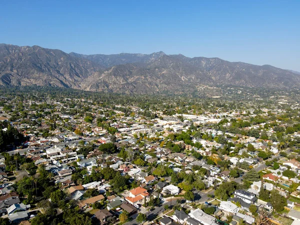 Luchtfoto boven Pasadena buurt met berg op de achtergrond. Californië — Stockfoto