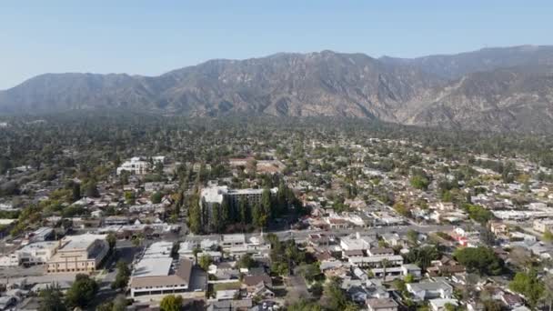 Aerial view above Pasadena neighborhood with mountain on the background. California — Stock Video