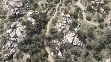 Kaliforniya, dağdaki küçük patikalardaki dağ bisikletçilerinin hava manzarası