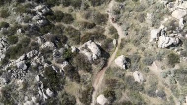 Kaliforniya, dağdaki küçük patikalardaki dağ bisikletçilerinin hava manzarası