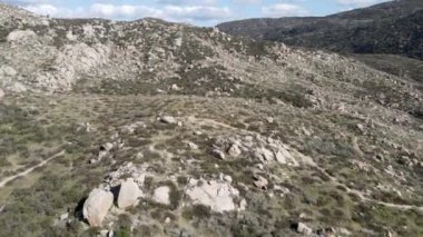 Santa Rosa Hills 'teki Simpson parkındaki vahşi vadideki küçük patika manzarası. Hemet, California