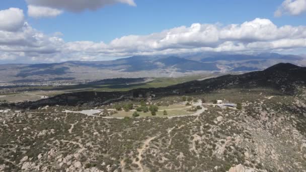 Vista aérea de uma pequena trilha no Simpson Park Wilderness Valley, em Santa Rosa Hills. Hemet, Califórnia — Vídeo de Stock