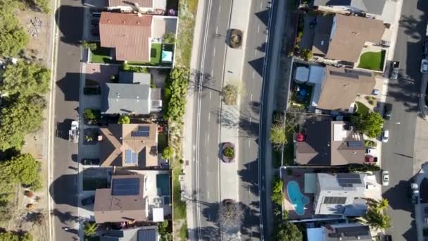 Vista aérea de la carretera rodeada de grandes casas en el barrio de Carmel Mountain. San Diego — Vídeo de stock