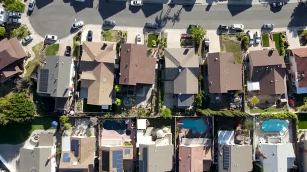 Luftaufnahme einer Straße, die von großen Häusern in der Nachbarschaft des Carmel Mountain umgeben ist. San Diego — Stockvideo