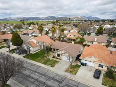 Riverside County, California 'daki San Jacinto Vadisi' nde küçük bir kasabanın hava manzarası.