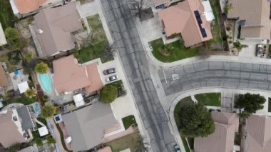 Riverside County, California 'da küçük bir kasabadaki evlerin havadan görünüşü.