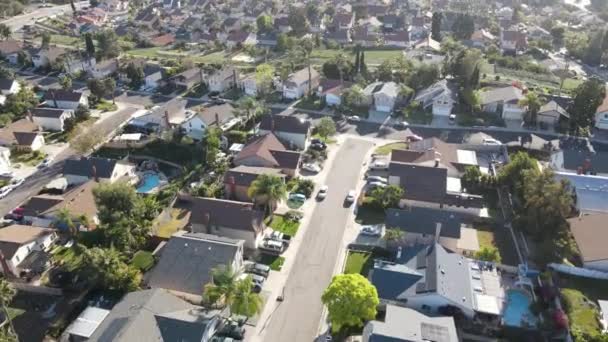 Αεροφωτογραφία του δρόμου που περιβάλλεται από μεγάλα σπίτια στη γειτονιά Carmel Mountain. Σαν Ντιέγκο — Αρχείο Βίντεο