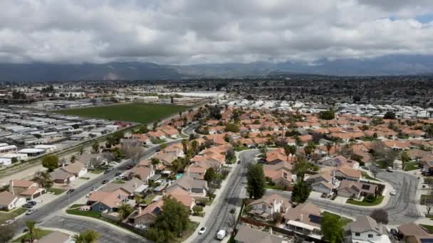 Légi felvétel Hemet kisvárosról a San Jacinto völgyben Riverside megyében, Kaliforniában — Stock videók
