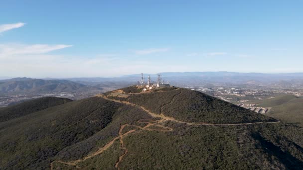 Flygfoto över Telekommunikationsantenner på toppen av ett berg. — Stockvideo