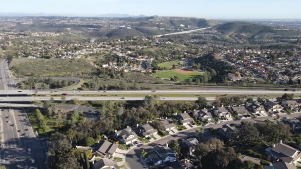 Повітряний вид на автостраду в районі гори Кармель. Сан - Дієго — стокове відео