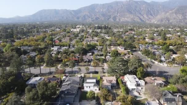 Luftaufnahme über dem Viertel Pasadena mit einem Berg im Hintergrund. Kalifornien — Stockvideo
