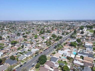 Lakewood 'un orta sınıf mahallesinin havadan görünüşü, Los Angeles County, Kaliforniya